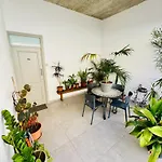아파트 Stylish Boutique House - Turquoise - Outdoor Yard & Adjoining Cafeteria - Very Central! Near Valletta - Non-sharing & Quiet Hamrun