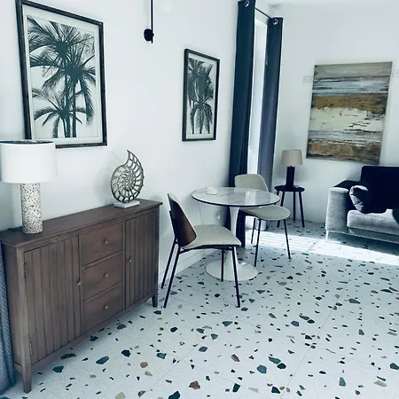 Stylish Boutique House Turquoise With 2 Outdoor Areas & Adjoining Cafeteria - Very Near Valletta - Non Sharing & Quiet * Hamrun