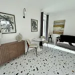 Apartment Stylish Boutique House - Turquoise - Outdoor Yard & Adjoining Cafeteria - Very Central! Near Valletta - Non-sharing & Quiet *