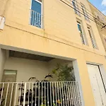 Apartman Stylish Boutique House - Turquoise - Outdoor Yard & Adjoining Cafeteria - Very Central! Near Valletta - Non-sharing & Quiet