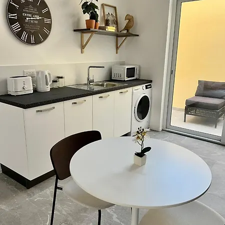 Stylish Boutique Turquoise Duplex With Outdoor - Large Double Bedroom - Very Near Valletta - Non Sharing Quiet Exclusive Hamrun