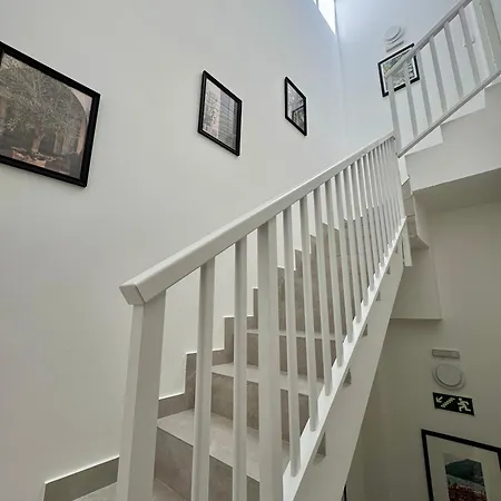 Stylish Boutique House Turquoise With 2 Outdoor Areas & Adjoining Cafeteria - Very Near Valletta - Non Sharing & Quiet 아파트 Hamrun