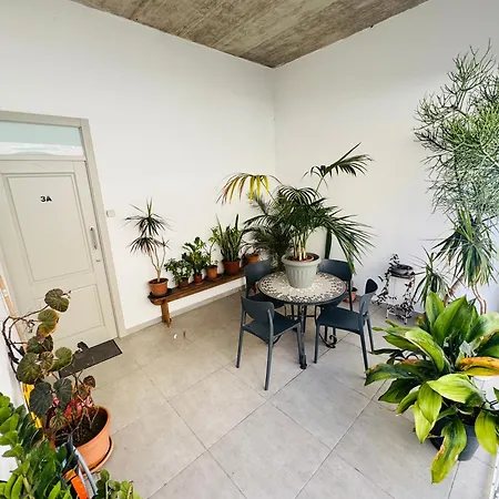 아파트 Stylish Boutique House - Turquoise - Outdoor Yard & Adjoining Cafeteria - Very Central! Near Valletta - Non-sharing & Quiet Hamrun