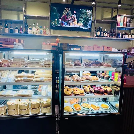 Stylish Boutique House - Turquoise - Outdoor Yard & Adjoining Cafeteria - Very Central! Near Valletta - Non-sharing & Quiet Apartment