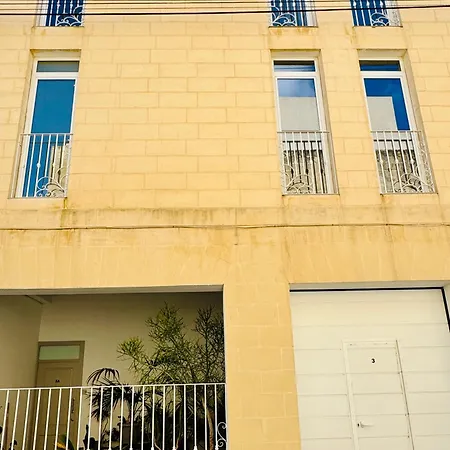 Stylish Boutique House - Turquoise - Outdoor Yard & Adjoining Cafeteria - Very Central! Near Valletta - Non-sharing & Quiet * Hamrun