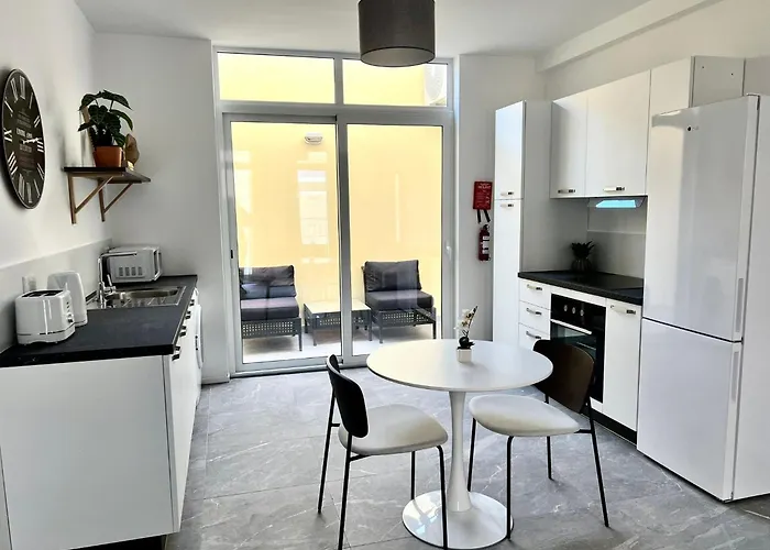 Stylish Boutique House - Turquoise - Outdoor Yard & Adjoining Cafeteria - Very Central! Near Valletta - Non-sharing & Quiet