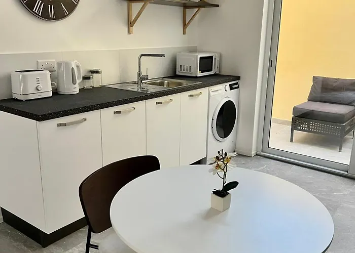 Stylish Boutique House - Turquoise - Outdoor Yard & Adjoining Cafeteria - Very Central! Near Valletta - Non-sharing & Quiet Hamrun