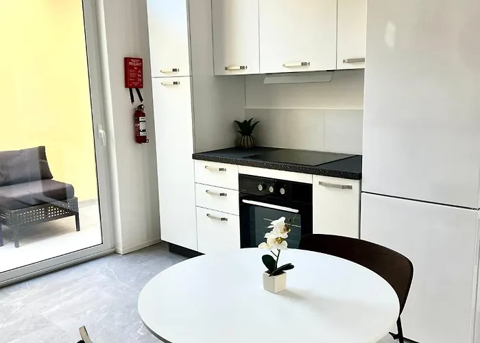 Stylish Boutique House - Turquoise - Outdoor Yard & Adjoining Cafeteria - Very Central! Near Valletta - Non-sharing & Quiet 아파트