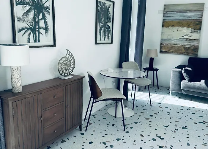 Stylish Boutique House - Turquoise - Outdoor Yard & Adjoining Cafeteria - Very Central! Near Valletta - Non-sharing & Quiet * Hamrun