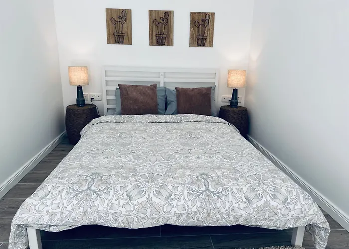 Stylish Boutique House - Turquoise - Outdoor Yard & Adjoining Cafeteria - Very Central! Near Valletta - Non-sharing & Quiet