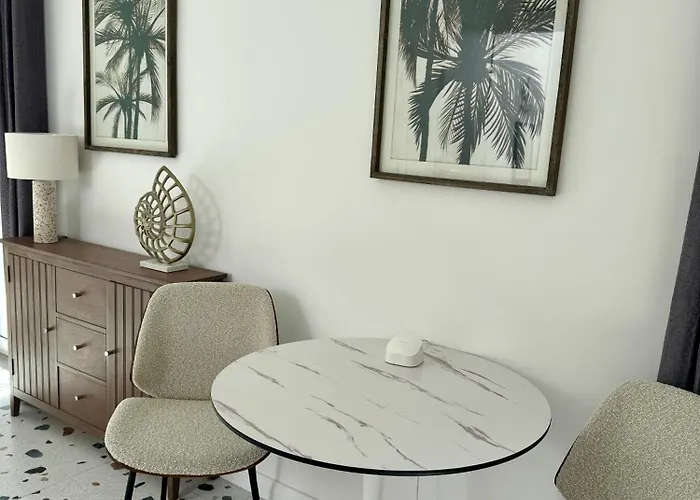 아파트 Stylish Boutique House - Turquoise - Outdoor Yard & Adjoining Cafeteria - Very Central! Near Valletta - Non-sharing & Quiet *