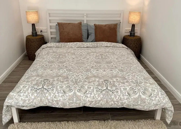 Apartment Stylish Boutique House - Turquoise - Outdoor Yard & Adjoining Cafeteria - Very Central! Near Valletta - Non-sharing & Quiet