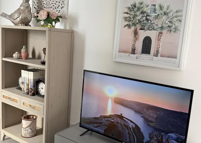 Stylish Boutique House - Turquoise - Outdoor Yard & Adjoining Cafeteria - Very Central! Near Valletta - Non-sharing & Quiet Apartment