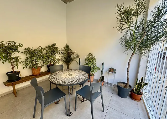 Stylish Boutique House - Turquoise - Outdoor Yard & Adjoining Cafeteria - Very Central! Near Valletta - Non-sharing & Quiet *