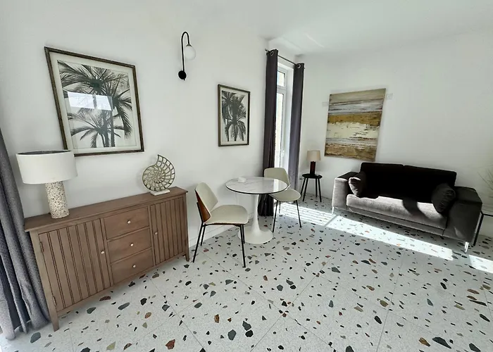 아파트 Stylish Boutique House - Turquoise - Outdoor Yard & Adjoining Cafeteria - Very Central! Near Valletta - Non-sharing & Quiet *