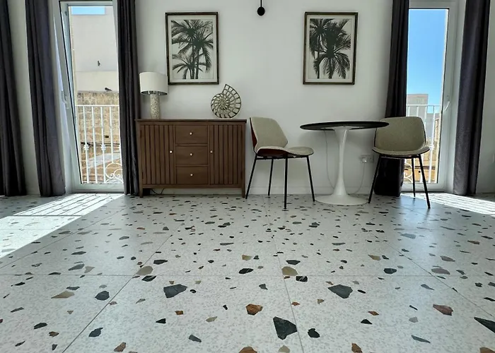 아파트 Stylish Boutique House - Turquoise - Outdoor Yard & Adjoining Cafeteria - Very Central! Near Valletta - Non-sharing & Quiet