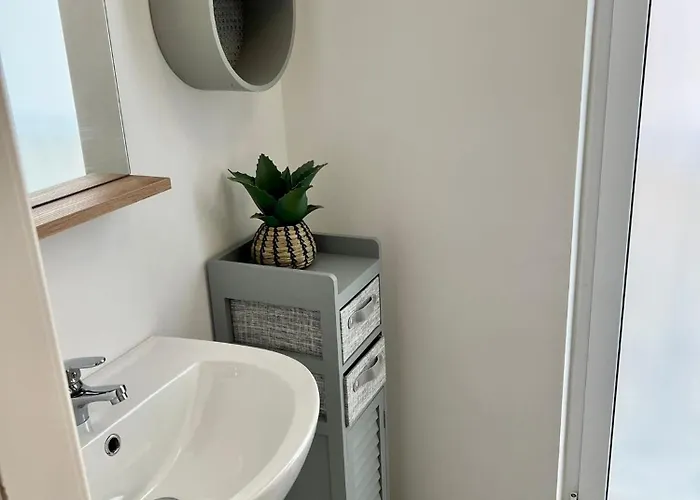 Stylish Boutique House - Turquoise - Outdoor Yard & Adjoining Cafeteria - Very Central! Near Valletta - Non-sharing & Quiet