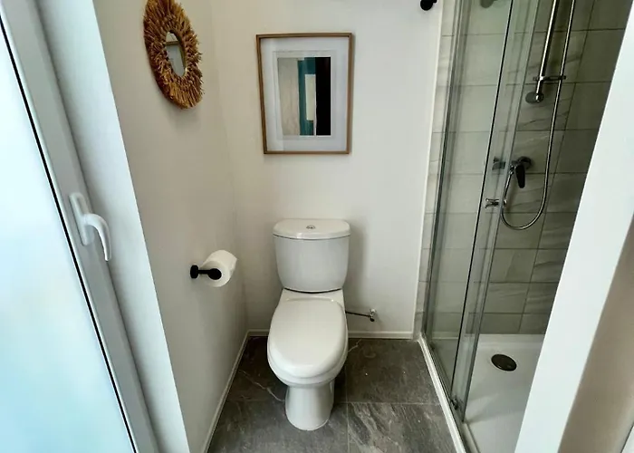 Stylish Boutique House - Turquoise - Outdoor Yard & Adjoining Cafeteria - Very Central! Near Valletta - Non-sharing & Quiet *