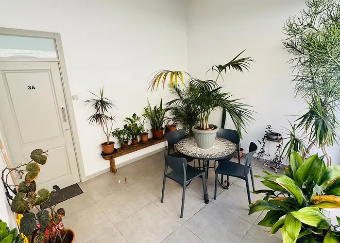 아파트 Stylish Boutique House - Turquoise - Outdoor Yard & Adjoining Cafeteria - Very Central! Near Valletta - Non-sharing & Quiet Hamrun