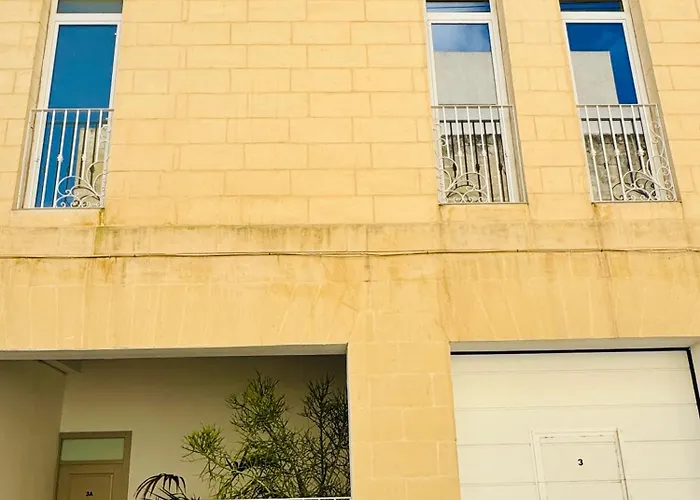 Stylish Boutique House - Turquoise - Outdoor Yard & Adjoining Cafeteria - Very Central! Near Valletta - Non-sharing & Quiet * Hamrun