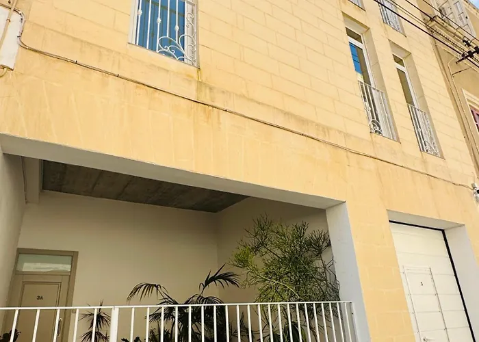 아파트 Stylish Boutique House - Turquoise - Outdoor Yard & Adjoining Cafeteria - Very Central! Near Valletta - Non-sharing & Quiet