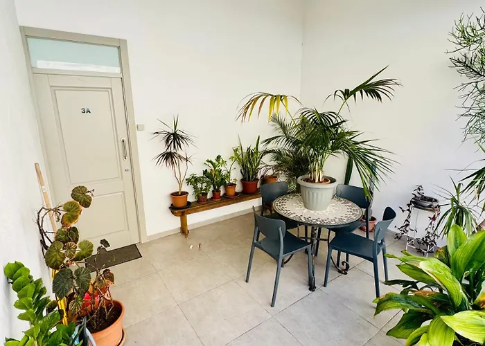 아파트 Stylish Boutique House - Turquoise - Outdoor Yard & Adjoining Cafeteria - Very Central! Near Valletta - Non-sharing & Quiet Hamrun